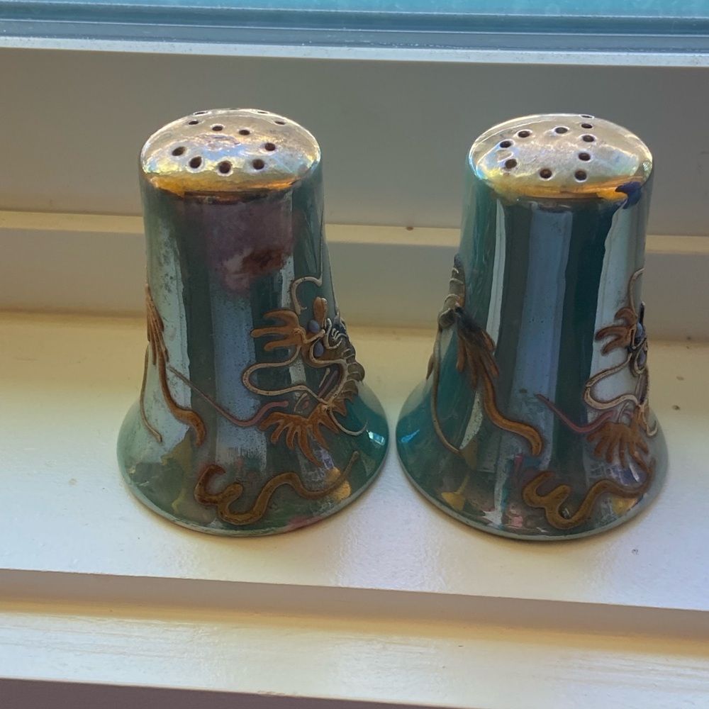 DRAGONWARE Souvenir Salt and Pepper Shaker Set